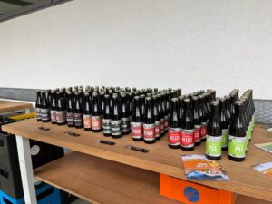 Ein Bild von der Vorbereitungen für den Anlass "Bier um 4".