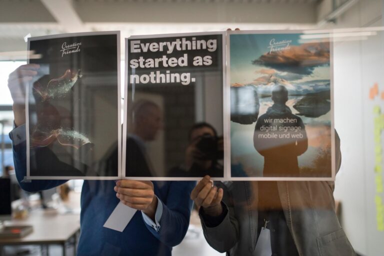Ein Plakat mit dem Spruch "Everything started as nothing", das von zwei Personen gehalten wird.