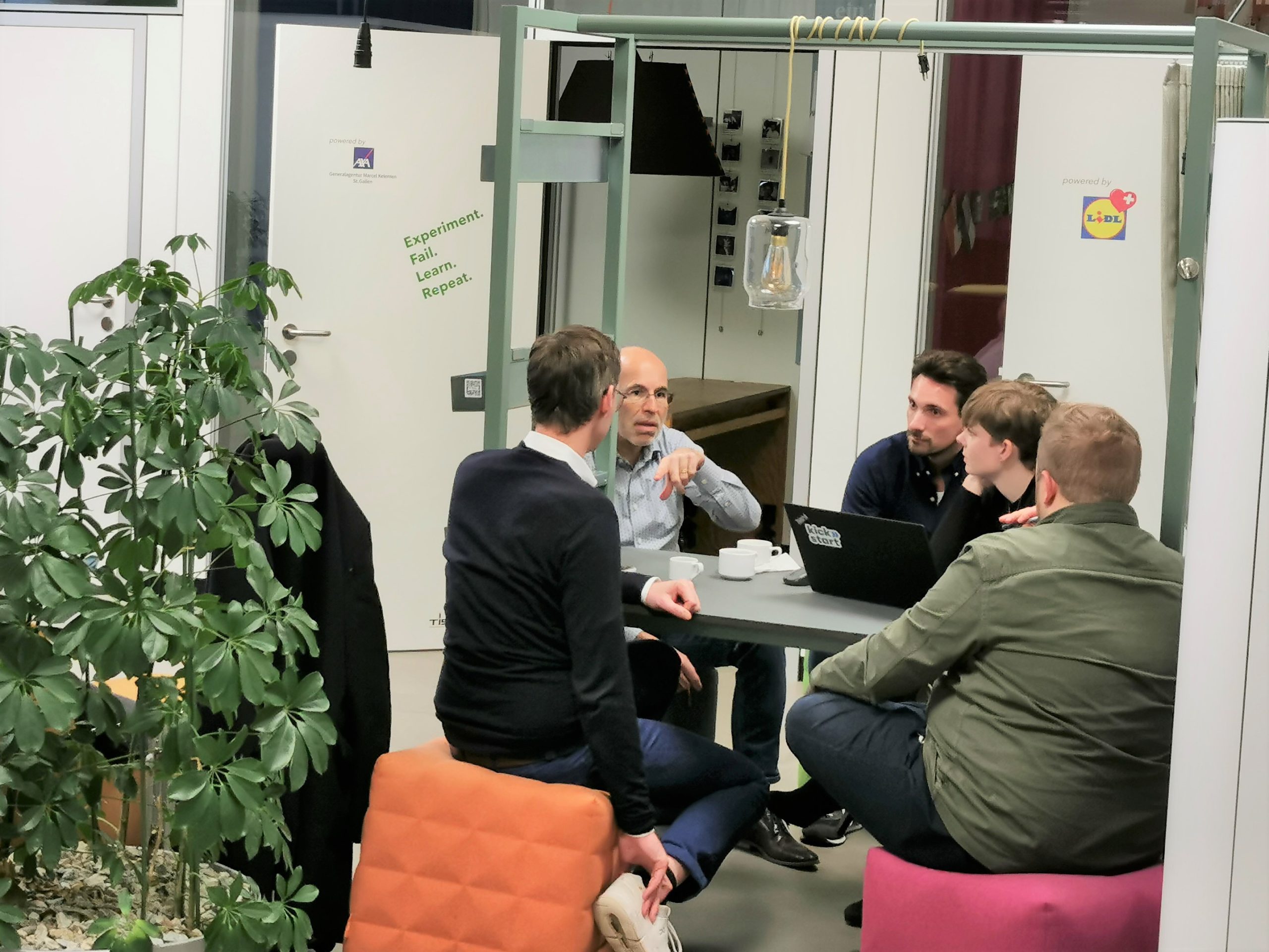 Eine Besprechung zwischen Startfeld Angestellen und dem Start-up Health Yourself auf dem Piazza im Campus Lerchenfeld.