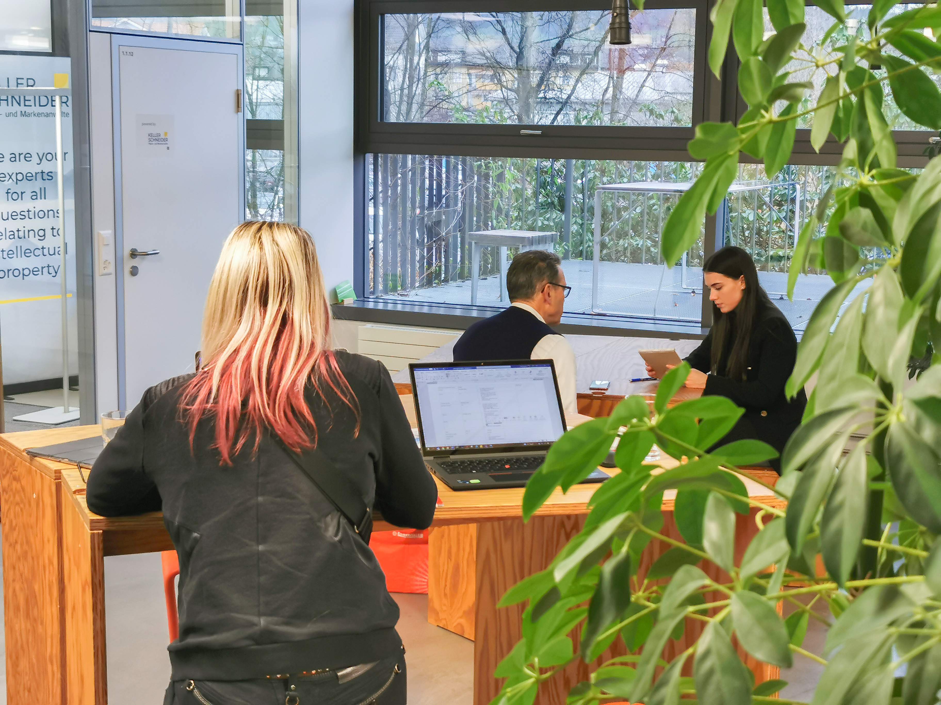 Co-Worker, Start-ups und Angestellte auf den flexiblen Arbeitsplätzen auf dem Campus Lerchenfeld.