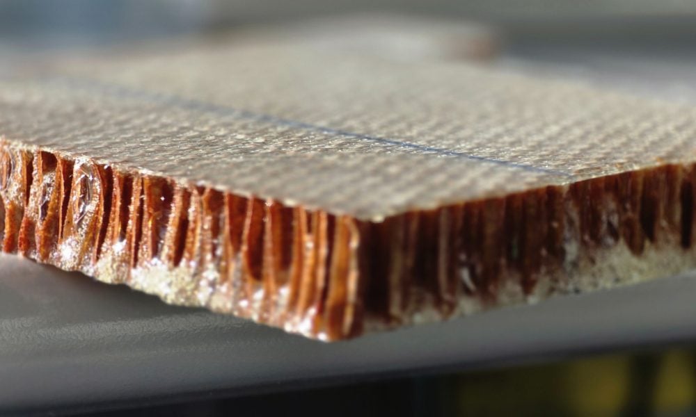 Der Verbundwerkstoff aus Epoxid und Glasfasern schützt nicht nur vor Flammen, sondern lässt sich auch vollständig recyceln. Bild: Empa