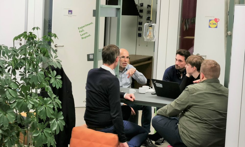 Eine Besprechung zwischen Startfeld Angestellen und dem Start-up Health Yourself auf dem Piazza im Campus Lerchenfeld.