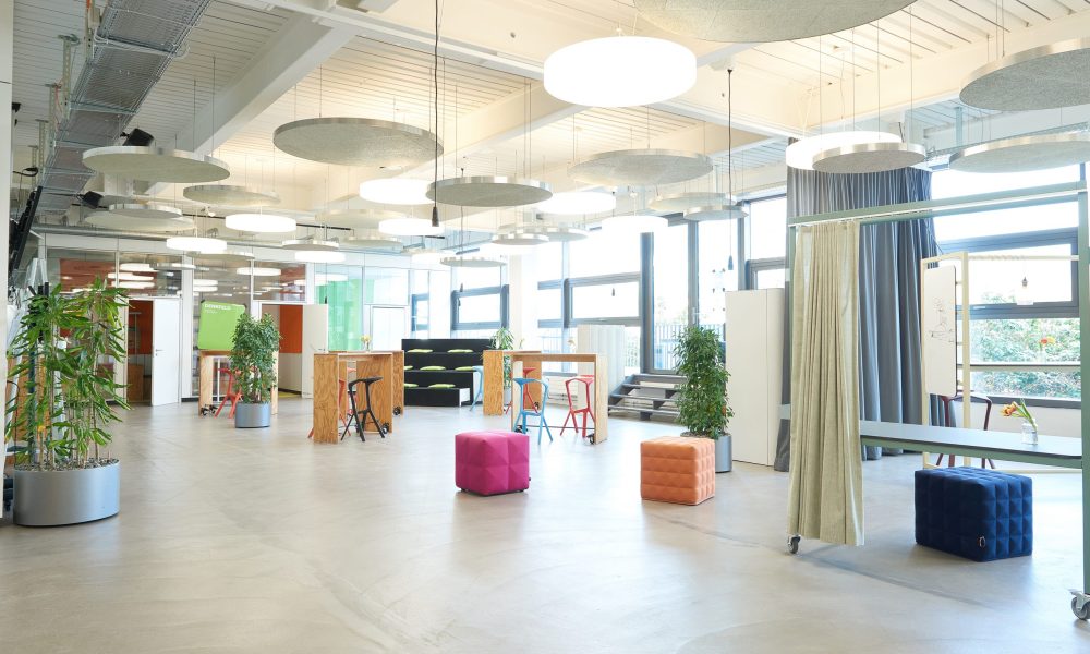 Ein Foto von der Piazza, die für Co-Working und als Veranstaltungsfläche benutzt wird.