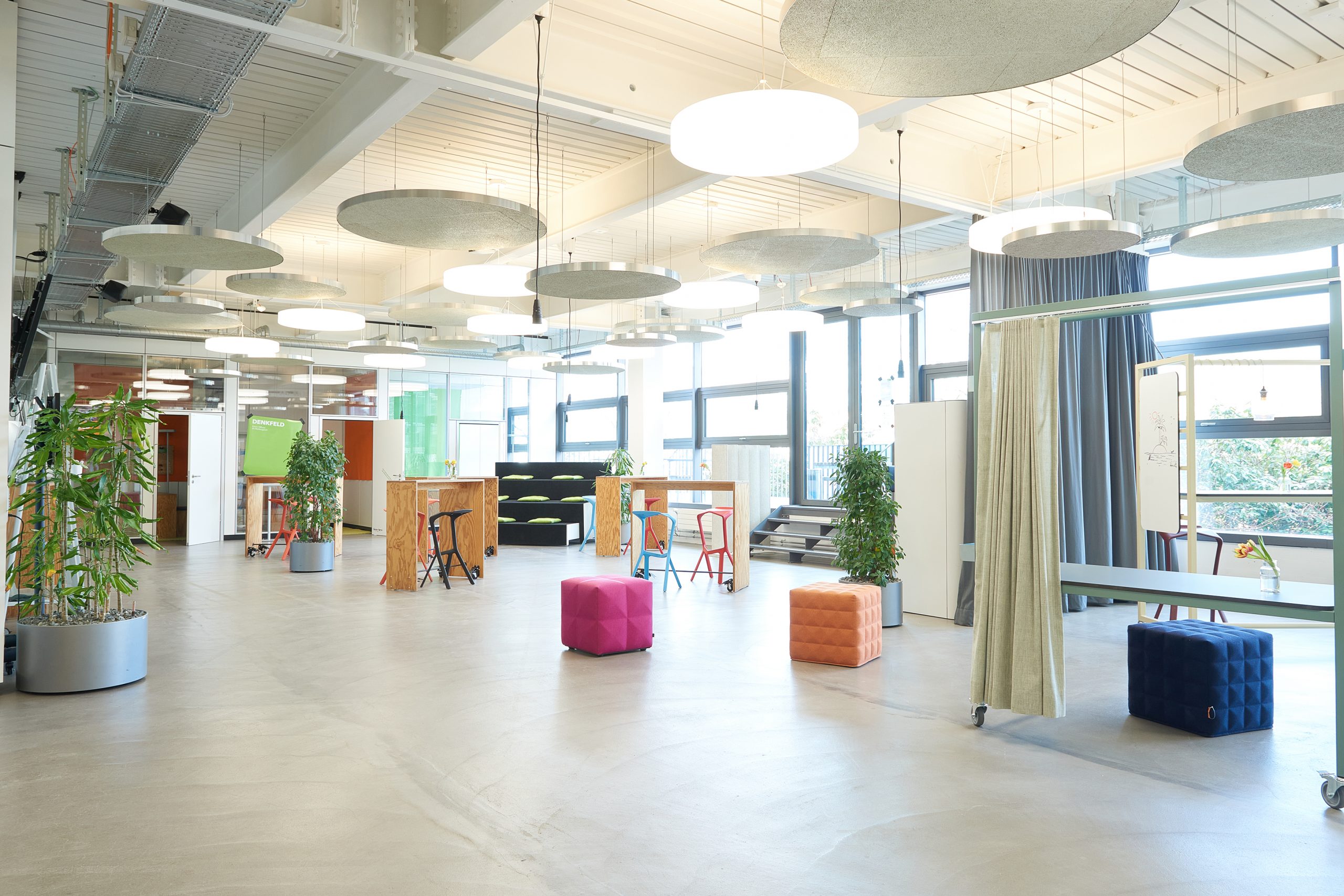 Ein Foto von der Piazza, die für Co-Working und als Veranstaltungsfläche benutzt wird.